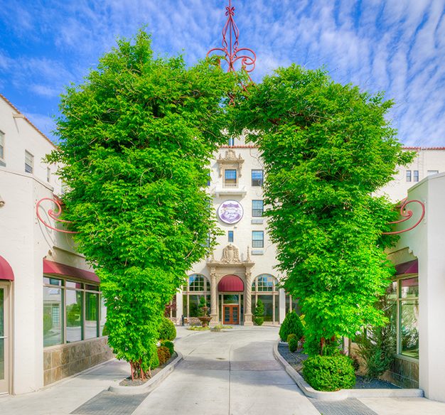 front of historic oroville inn