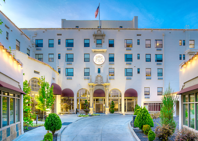 front of Historic Oroville Inn